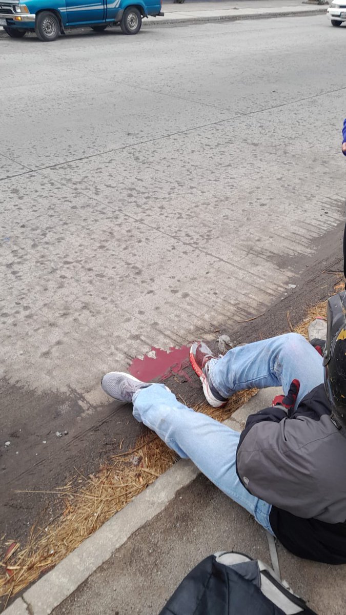 A primeras horas de la mañana de hoy, bomberos 🚑 voluntarios de la sub estación #CampoEscuela cubrieron accidente de 🏍️ motorista en la avenida las Américas zona 9 de Xela. @BVoluntariosGT