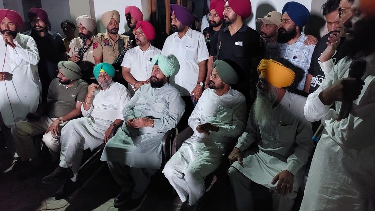 #Congress party succeeded in persuading #SidhuMooseWala's father Balkaur Singh to support party candidate Jeet Mohinder Sidhu. There were speculations about Balkaur to contest as independent following which Cong reached out.