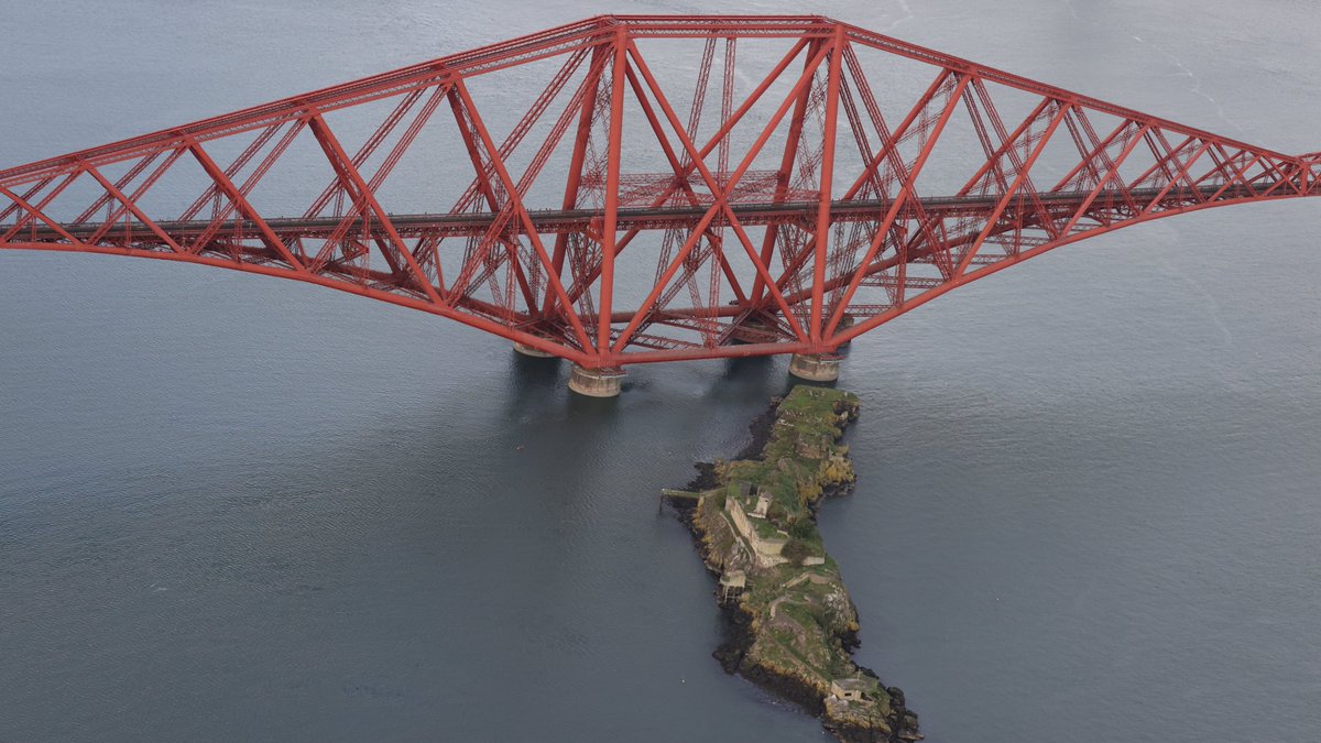 📸🚁 The #ForthBridge from the NR helicopter. Find out more info on our Air Ops team here: networkrail.co.uk/running-the-ra…