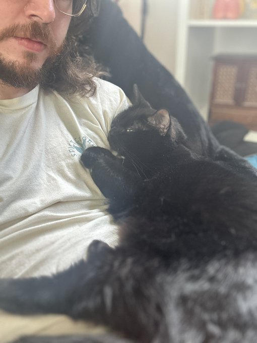 And now I&rsquo;m trapped https://t.co/zCqIhbU9YS