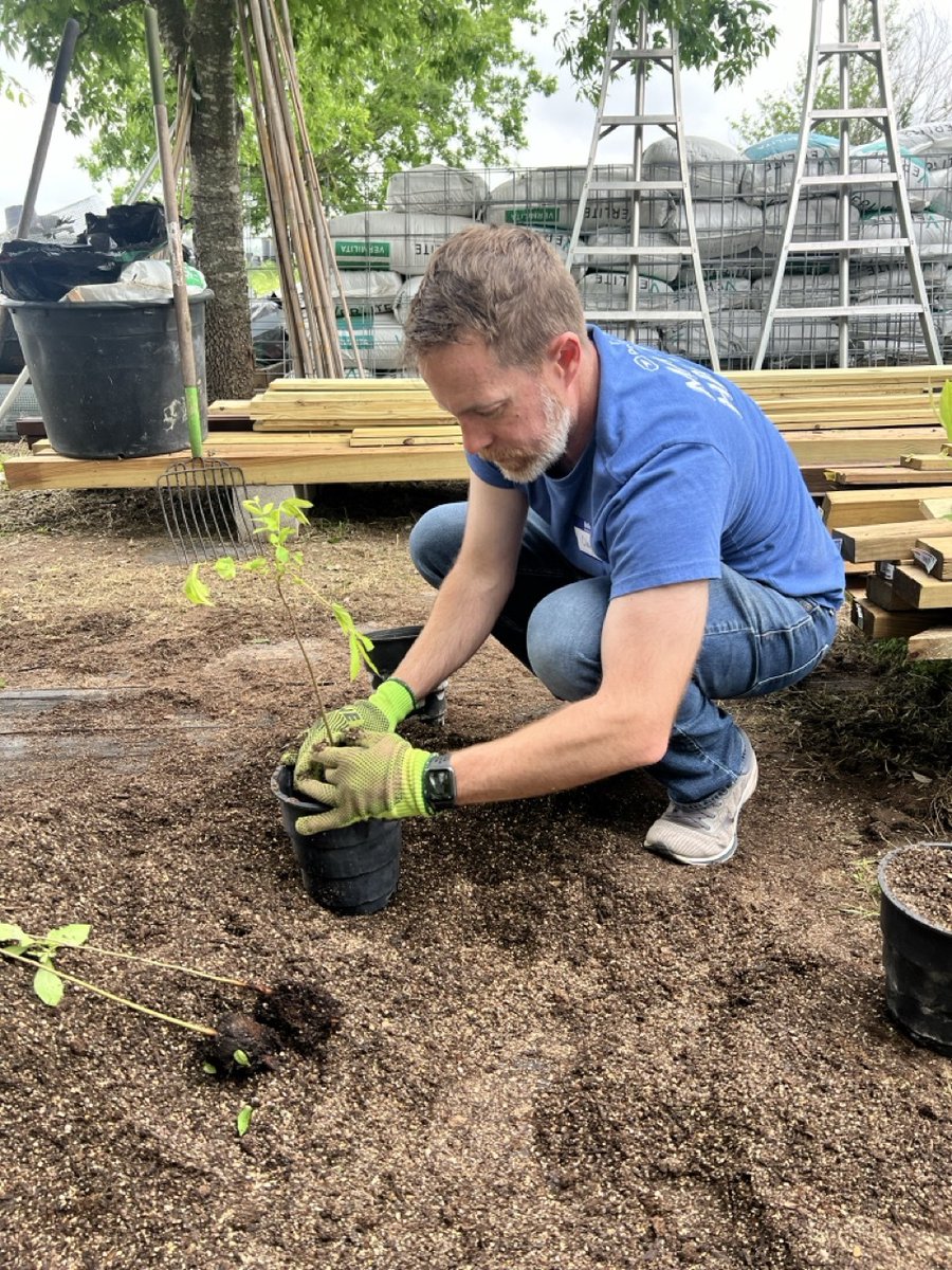 To celebrate Earth Day, the DroneDeploy Austin team volunteered with TreeFolks to plant trees and help build a nursery.

In total, the team helped plant 1,000 trees and moved 3,800 pounds of cinder blocks. 🌳

#earthday #givingback #dronesforgood #conservation #greenthumb