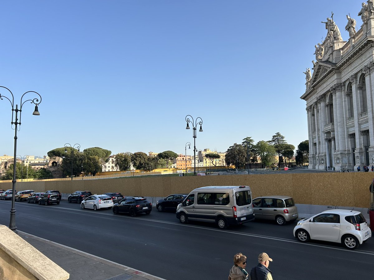 Il primo miracolo del giubileo: Piazza San Giovanni il primo maggio “deconcertonizzata” per lavori. 🥂 #concertone #1maggio