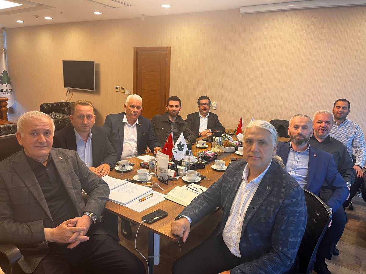 istgelecek's tweet photo. İl başkanımız Mehmet Kuğu’nun riyasetinde, il başkanlık kurulu toplantımızı gerçekleştirdik. https://t.co/6fgb1JDoTJ