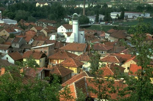 1980'de #BosnaHersek #Visoco’da mimar Zlatku Ugljen tarafından projelendirilen ve inşa edilen Sherefudin Beyaz Cami, 1983 yılında Ağa Han Mimarlık Ödülü’ne layık görüldü.

geleneksel #Osmanlı telakkisine münasip olarak evler daha düşük ve cami daha yüksek tasaranmış. #başarılı