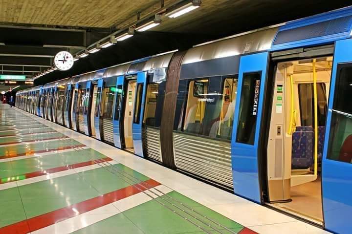 Un ingeniero argentino entró en una estación del metro de Estocolmo, capital de Suecia.

Allí notó que había, entre muchos molinetes normales y comunes, uno que daba paso libre gratuito.

Entonces le preguntó a la vendedora de ticket el porqué de aquel molinete