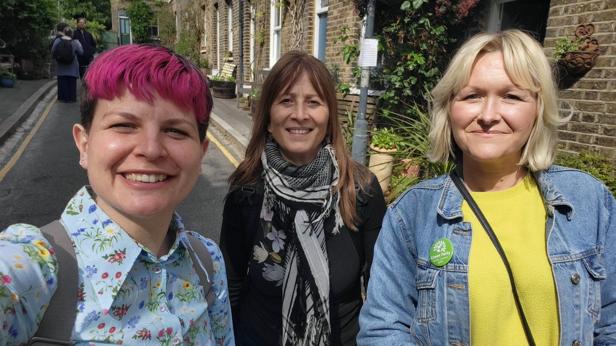 Such a positive afternoon speaking to voters in #Greenwich this afternoon with two incredible local champions who are working so hard for residents - fab Greens Hayley & Karin 💚👏