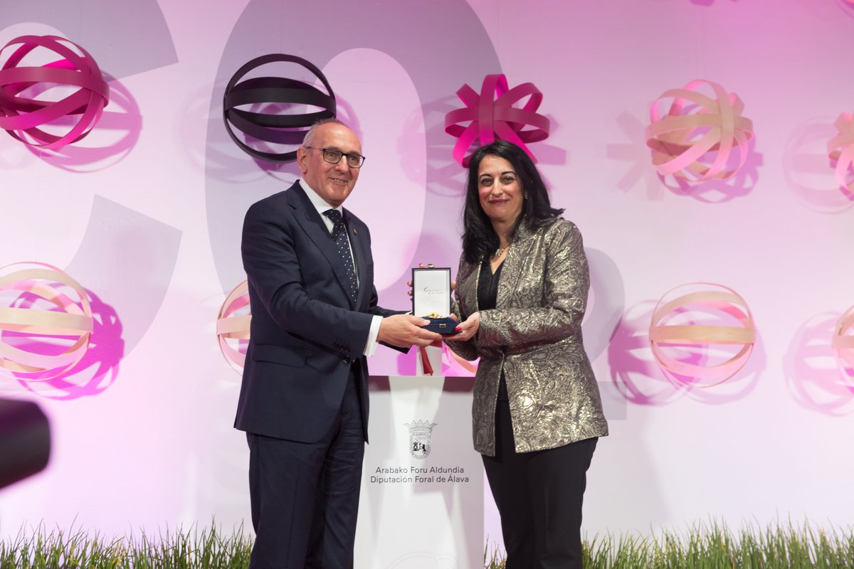 🥇Medalla de Álava 2024 @MercedesMarotoV has received the prestigious Medalla de Álava for her outstanding #decarbonisation career & contribution to the worldwide development of scientific, industrial & economic policy. bit.ly/4bgD8nM @Araba @UKRI_News @HeriotWattUni