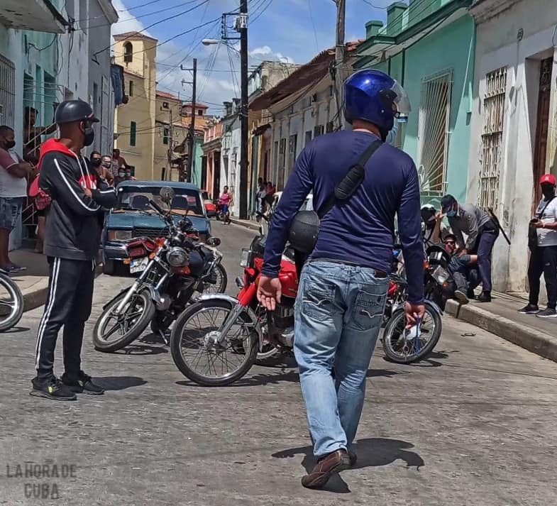 🚨 DERECHOS HUMANOS | EXPONEN FOTOGRAFÍAS DE REPRESORES CUBANOS TRAS EL ARRESTO DEL PERIODISTA JOSÉ LUIS TAN ESTRADA #arbolinvertido #represión #sociedad 👇 Lee toda la información en Árbol Invertido: 🔗 arbolinvertido.com/sociedad/expon…