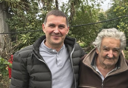 [AMPLIACIÓN] «Siempre que caigamos nos levantaremos contigo, viejo!», el afectuoso mensaje de apoyo a Otegi a Mujica tras anunciar el líder uruguayo que sufre una importante enfermedad naiz.eus/es/info/notici…
