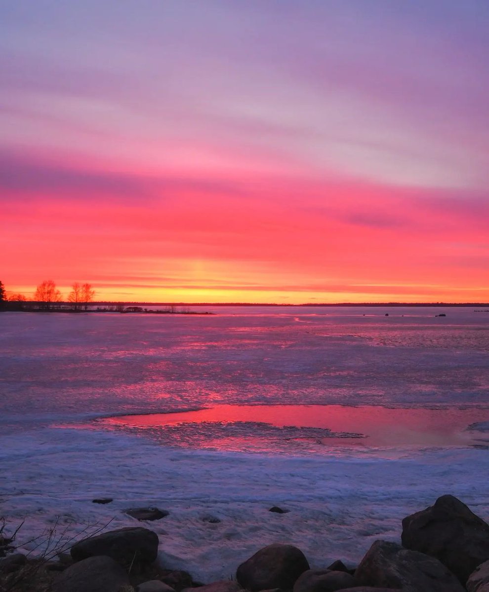 Starting the week with another selection of stunning skies over Finland. Thanks to mamaartphotos, eveluonnossa, teemu.hannes.aho, and zulailaas for tagging us in their photos on IG: instagram.com/discoveringfin…