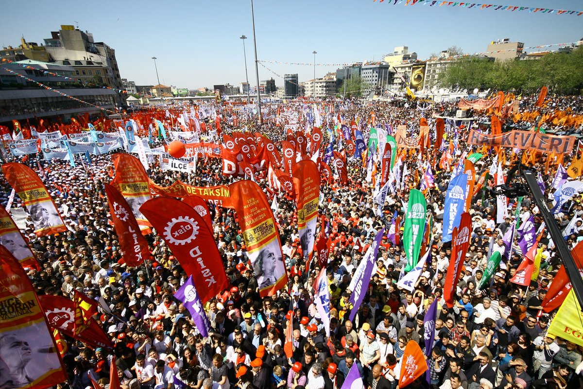 sendika_org's tweet photo. Sosyalistlerden Taksim çağrıları: Halkevleri Beşiktaş’tan; SOL Parti, EMEP, TİP ve TKH Saraçhane’den yürüyecek 

https://t.co/W9txhzEKDb https://t.co/wORC35KFA0