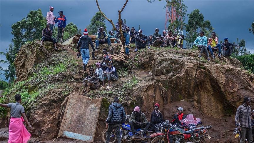 • Ülke genelinde 200 binden fazla kişi sellerden etkilendi
• Şiddetli yağışlar ve sel baskınları barajın çökmesine neden oldu

Kenya'nın batısındaki Old Kijabe Barajı'nın çökmesi sonucu 42 kişi hayatını kaybetti v.aa.com.tr/3205552