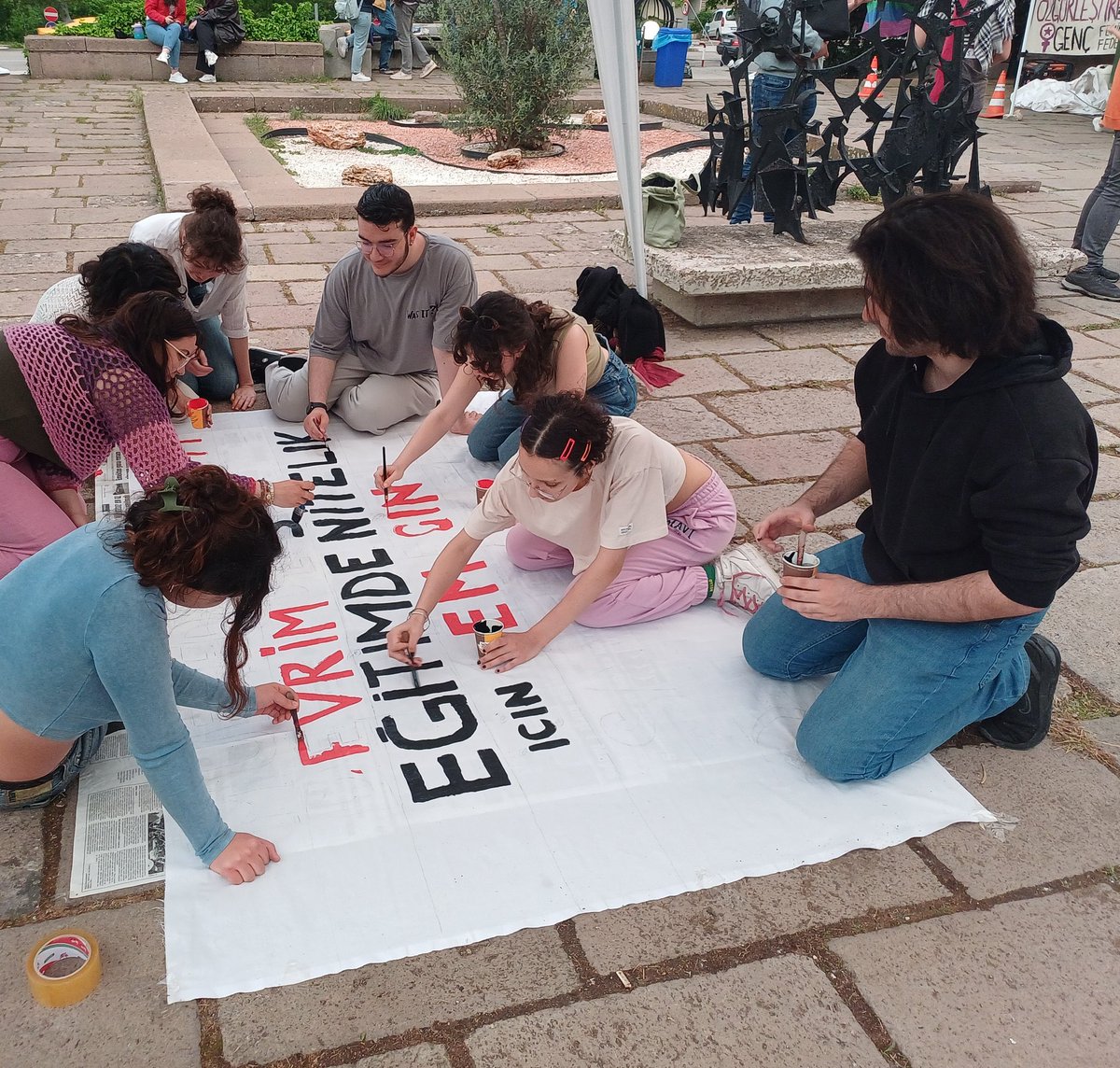 Biyolojik Bilimler Öğrencileri 1 Mayıs pankartlarını Rektörlük önünde hazırlıyor. Müfredatta evrim, Devrim'de şenlik, Eğitimde nitelik için Emeğin Saflarındayız!