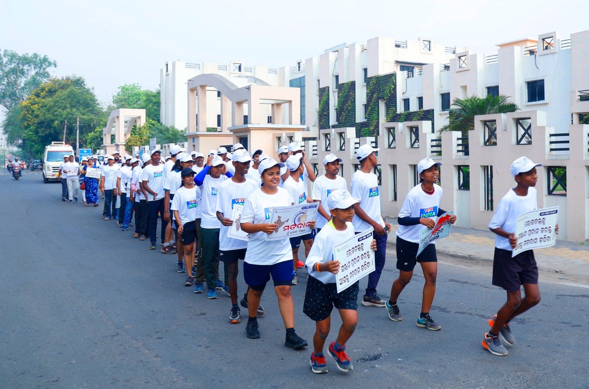 A mini marathon was organised in Rourkela yesterday to increase the voter turnout in SGE-2024, as a part of SVEEP. More than 100 runners participated in the event. The marathon was started from RMC. It went through daily market- Mahatab road & ended at RMC.@ECISVEEP @OdishaCeo