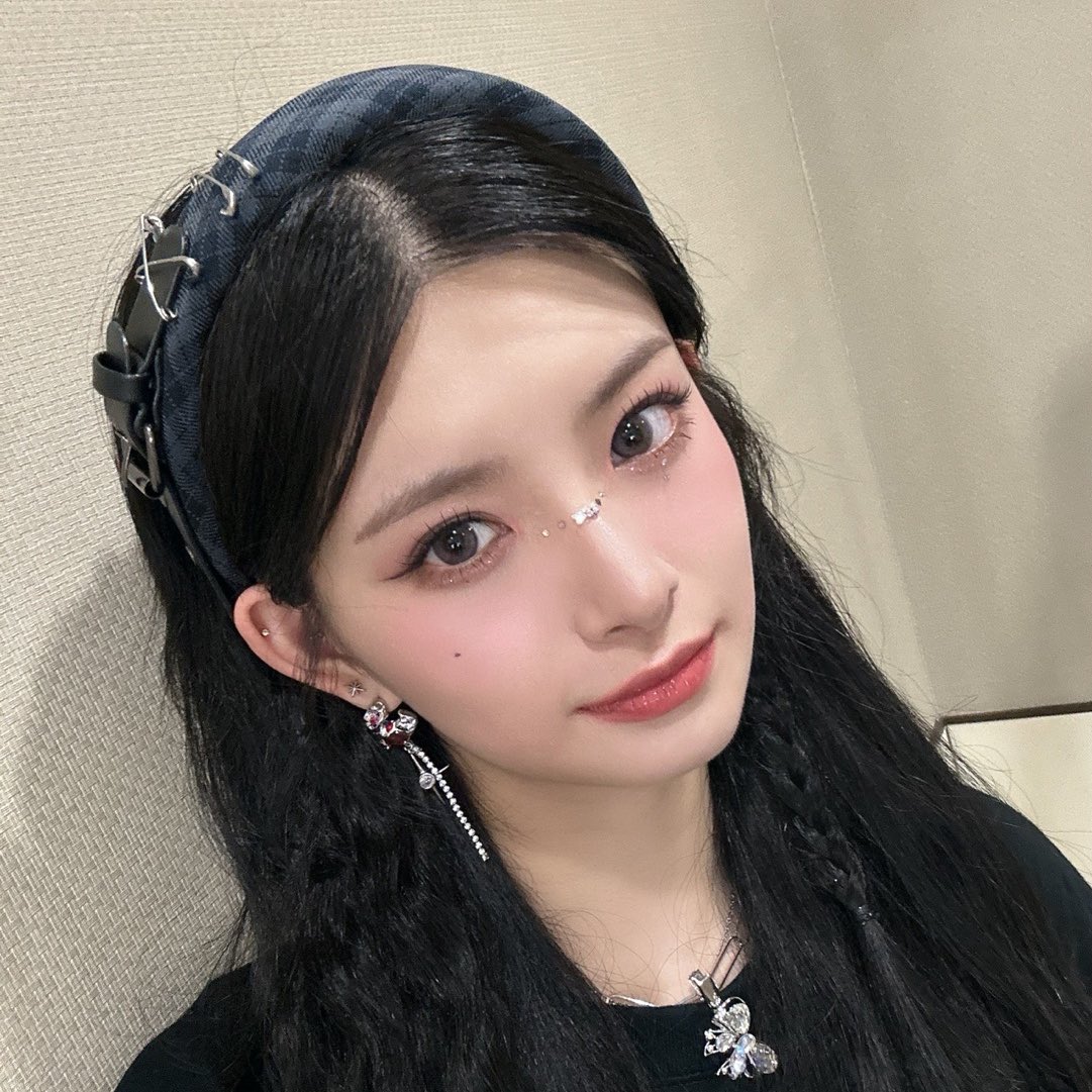 pome_1229's tweet photo. 2024.04.29
ほんとに誇張なしで今まで生きてきて1番最高の時間でした、、
中小グルがどんどん埋もれてく中で、空白期があってもずっと6人で変わらずEVERGLOWとしていてくれることが本当に嬉しくて、私が初めて「これが好き！」って言えるようになったグループでもあるからこうやって単コンしてくれた⬇️ https://t.co/iObcsL6Gwf