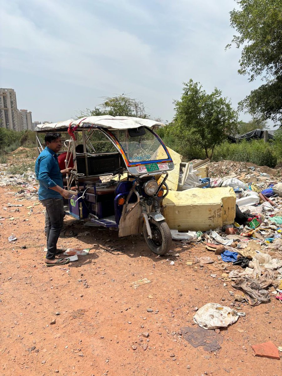 Hims0404's tweet image. @OfficialGNIDA @myogioffice @myogiadityanath 
हज़ारो बार complaint करने का बावजूद कुछ सुनवाई नहीं है, सुपरकास्ट प्लांट 16 B के पास कचरे को रोज़ फेका जा रहा है बिना किसी डर के, पुलिस कहती है अधिकारी से लिखवा के लाओ तो कचरा नहीं होने देंगे, क्या ऐसे बनेगा स्वच् भारत!