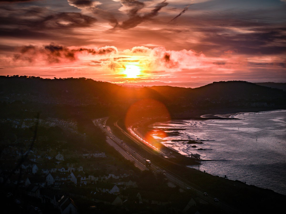 The spring sun sets upon the beautiful Colwyn Bay coastline. Can you spot the track in the background? 🌅 📸 : Ian Owen #ScenicRailway