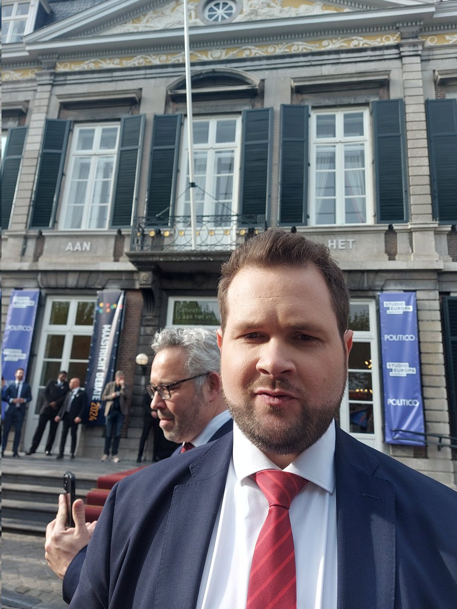 Der skal skæres 10.000 EU-medarbejdere, vil DF's @AndersVistisen foreslå, når han lige om lidt går på scenen til stor EU-debat i #Maastricht på vegne af sin højrenationale gruppe i Parlamentet, siger han til Altinget #eudk #dkpol