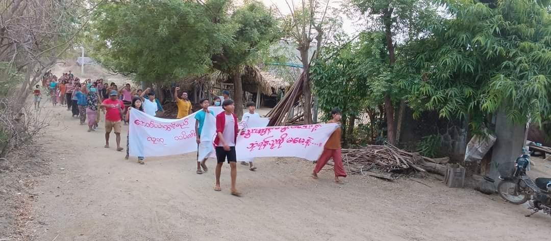 Two strike columns in Yinmarpin Township, Sagaing Division jointly staged a protest to uproot the terrorist military dictatorship.
@UN @ASEAN @EUCouncil
@POTUS
#BanJetFuelExportsToMM
#2024Apr29Coup
#WhatsHappeningInMyanmar