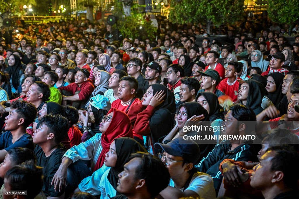 Hormat kepada suporter Indonesia di Doha yang punya energi besar, terus bernyanyi, bersorak, memberikan dukungan sepanjang pertandingan. Hormat kepada suporter Indonesia di mana saja yang memiliki cinta tulus kepada tim nasional. Masih ada pertandingan utk memenangkan tiket…