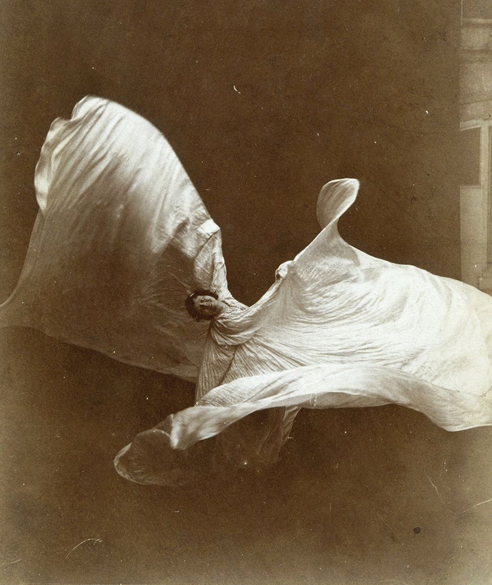 Reading for #InternationalDanceDay... @rkgar on the wonder that was Loie Fuller and her 'serpentine dance': publicdomainreview.org/essay/loie-ful… #InternationalDanceDay2022