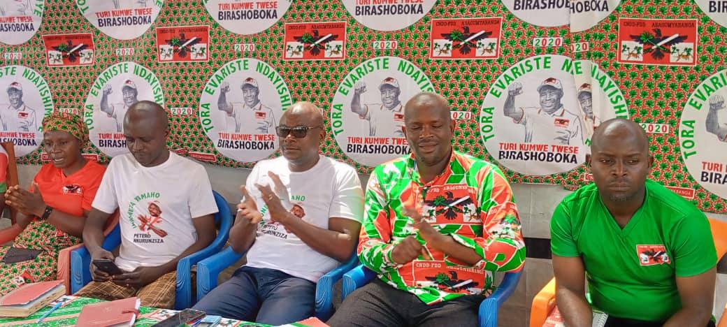 CnddfddBurung's tweet photo. #Burundi 29/04/2024
Ubuserukizi bw'umugambwe @CnddFdd muri komine MAKAMBA, mu ntumbero bihaye yo kugendera abagumyabanga ku mitumba, bagendeye imitumba ya GIHERO, NYABIGINA, KIZINGOMA. Bakaba bahamagariye abagumyabanga kwitaho ibikorwa bibateza imbere bigateza imbere n'igihugu. https://t.co/cNb3UigIiy