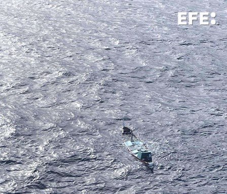 ⚫️Fallecen cincuenta y una personas al volcar un cayuco que salió de Senegal el día veinte con destino a Canarias. Los nueve supervivientes pasaron dos angustiosos días en la barca semihundida en medio del Atlántico.