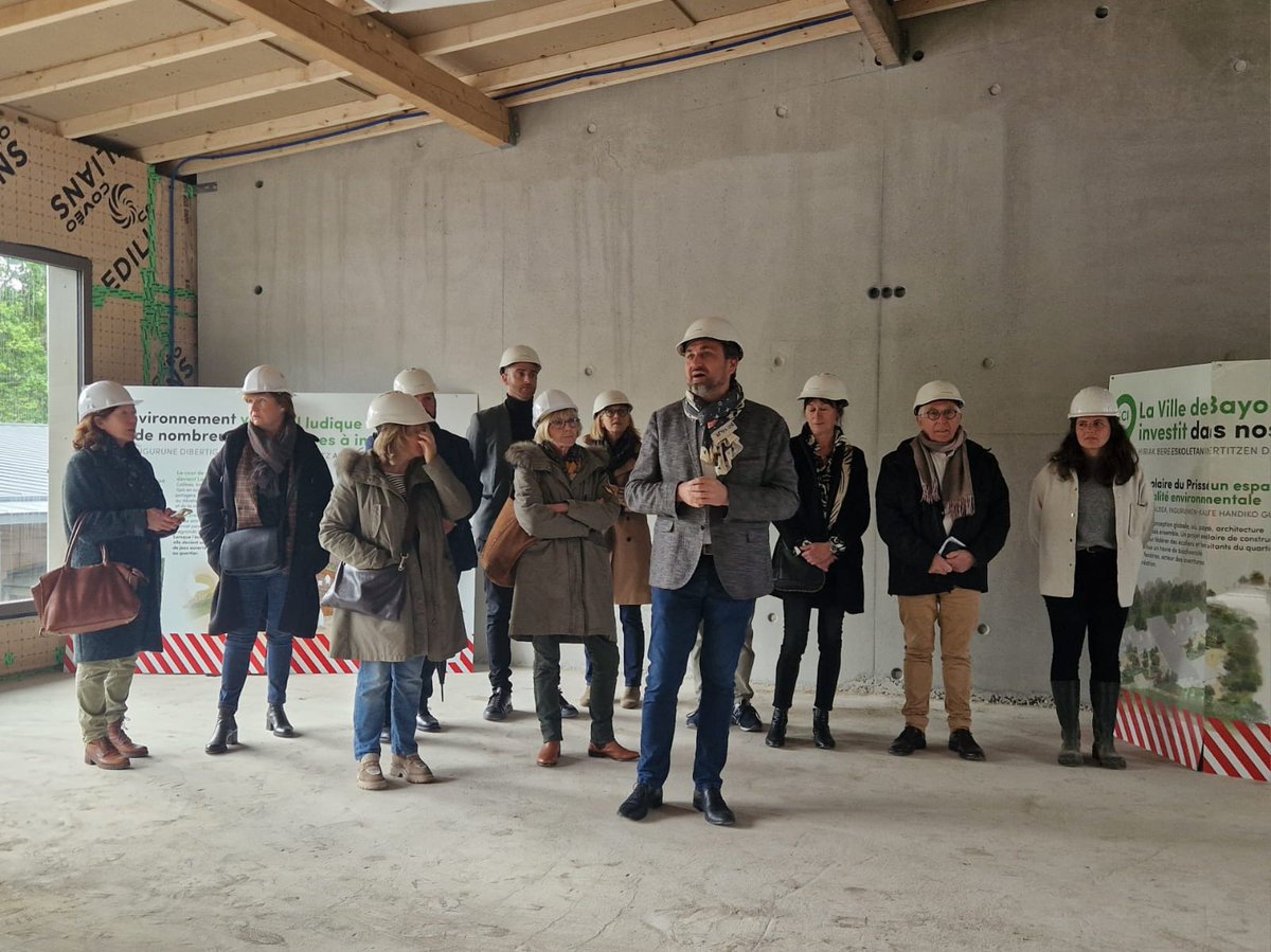 VilleDeBayonne's tweet photo. 🚧 Visite des travaux du nouveau groupe scolaire du Prissé | La @VilleDeBayonne a engagé une opération d’envergure visant à restructurer et redimensionner l’établissement scolaire du Prissé qui disposait d’une trop faible capacité d’accueil au regard du développement futur du quartier. 
Conformément à ses engagements, la commune s'est dirigée vers la construction (mai 2023) d'un bâtiment qu’elle souhaite exemplaire, que ce soit en termes d’intégration et de respect de l’environnement, en termes de sobriété et de performances énergétiques, de promotion de l’économie circulaire, mais également en termes de nouvelles pratiques, de projet pédagogique et de solidarités, d’ouverture sur le quartier… 
Une visite de l’école qui ouvrira ses portes aux enfants dès la rentrée prochaine s'est déroulée cet après-midi en présence de M. Le Maire, @JreneEtchegaray, accompagné de Christine Martin-Dolhagaray, adjointe au maire déléguée à l'Éducation, enfance et petite enfance, jeunesse et parentalité, et du Conseil municipal.
#BayonneMaVille