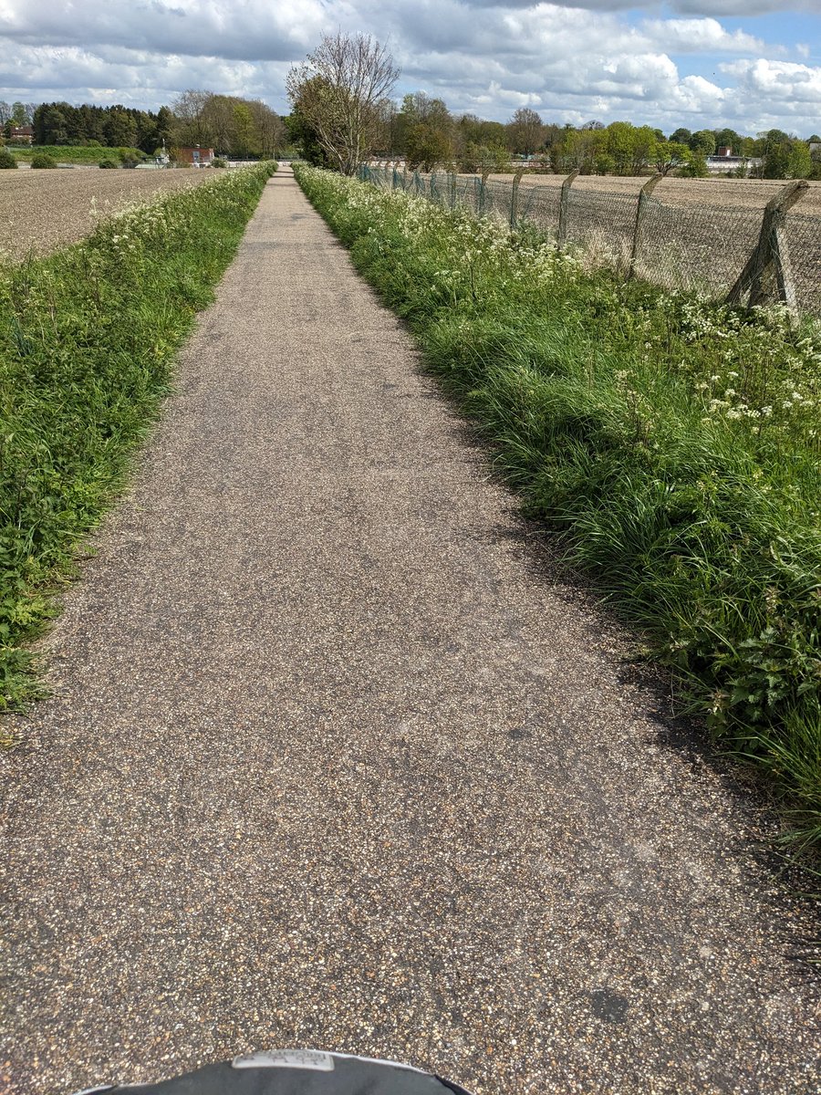 BikeSkateBox's tweet photo. Out  on  site visit with @SarahLeeming1 to #LongWittenham and #ChilternRoad near #Didcot for #NCN activation project. 

Head wind in all directions, few hills, road being resurfaced &amp; accidental muddy non-NCN detour.

More kms than I've done in a while on the @BromptonBicycle https://t.co/CZexeOVn5e