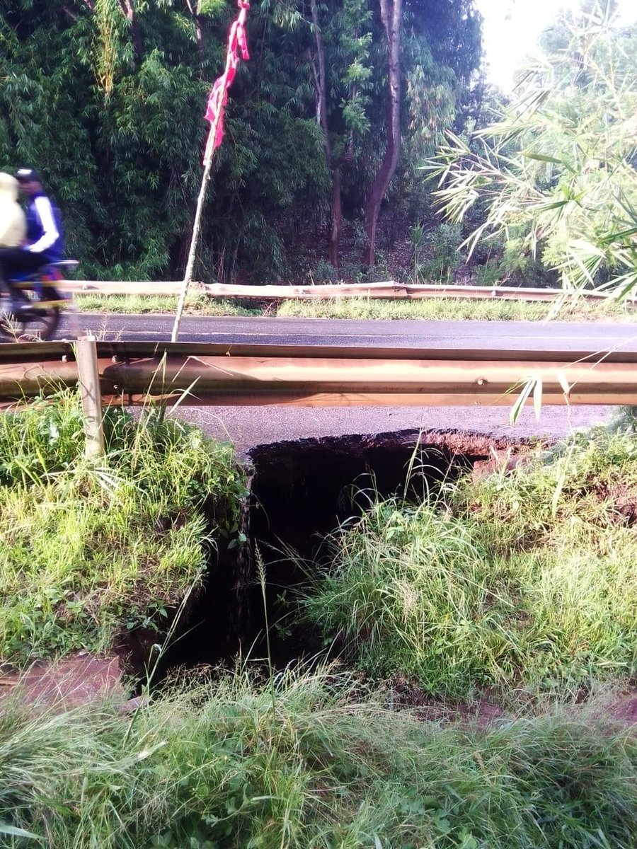 Ikong’u Bridge between Kiangima and Gatunduri is collapsing, Motorists using Embu- Meru Highway asked to be careful.
#FloodsAlert
#keepsafe
#MwendaniUpdates
#MMGNews
Photo credits