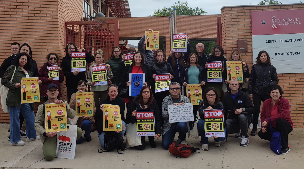 STEPV_Iv's tweet photo. Concentració del professorat de la Secció EOI de Xelva contra les retallades.

#STOPretallades

JA N'HI HA PROU!

@IntersindicalV 

@GVAeducacio 

@jarovirajover https://t.co/FcgBVcVcqi