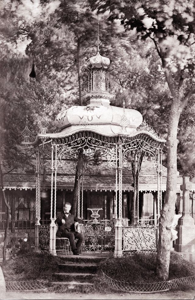 Homme dans un kiosque à l'Exposition Universelle. 
1855. Paris