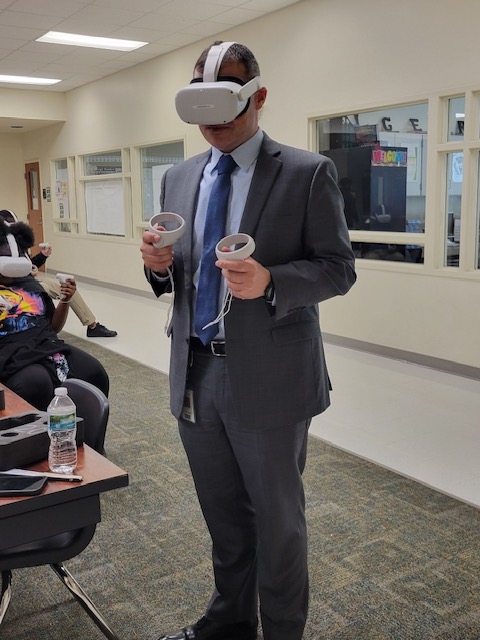Students and administrators testing the Prisms of Reality sets at Evans High School. <a href="/JMartinez_OCPS/">Jose T. Martinez</a> <a href="/EvansHS_OCPS/">Evans High School</a>