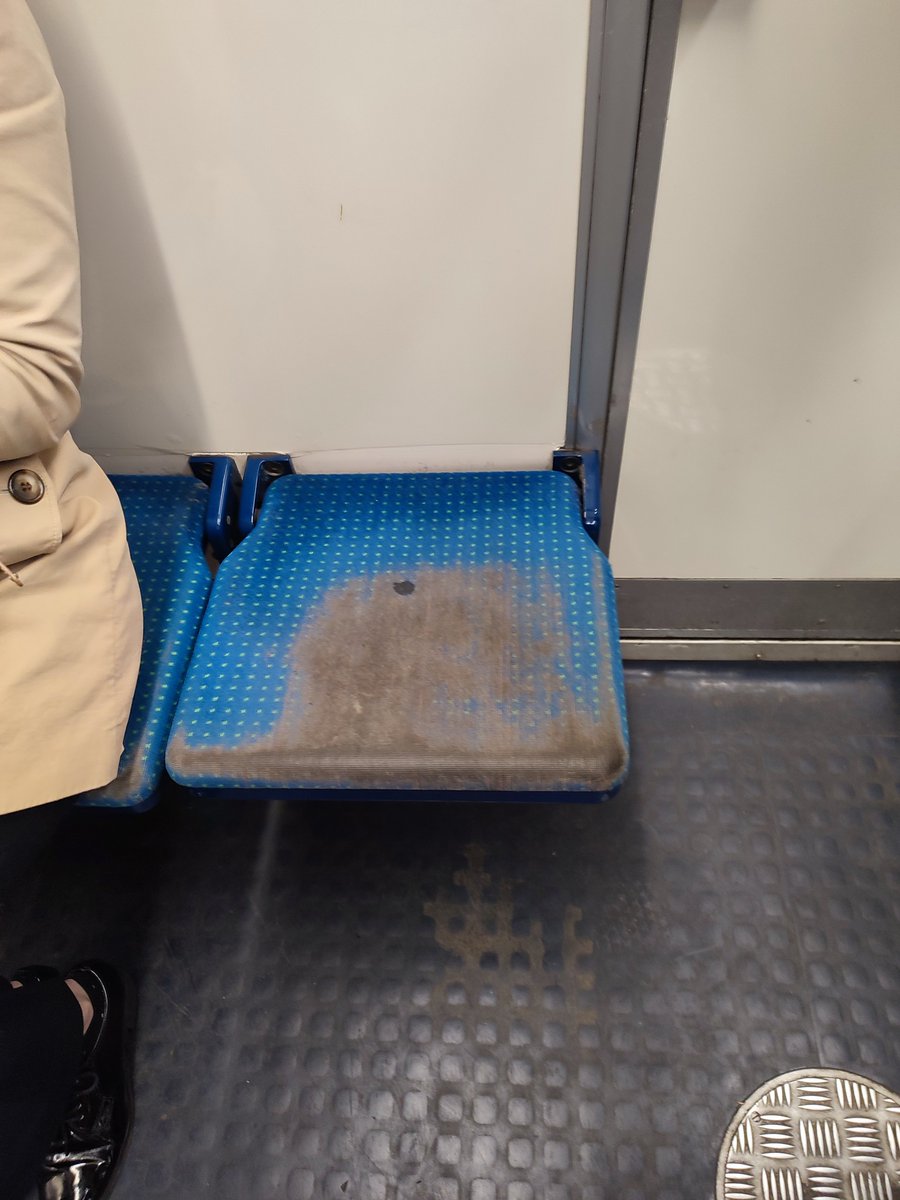 Un exemple de fauteuil dans le métro à Paris ... #lahonte ! Fin prêt pour les #jo2024 ! ⚡🙄 Rappel : le prix du ticket de #metro cet été sera doublé. A part ça, tout va bien