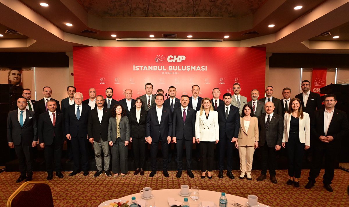 Bugün İl Başkanımız Özgür Çelik ve İBB Başkanımız Ekrem İmamoğlu,İl yönetimimiz, ilçe başkanlarımız, ilçe belediye başkanlarımız ve adaylarımız ile bir araya gelerek seçim süreci ile birlikte önümüzdeki dönemde yapılacak çalışmaları değerlendirdik. İstanbullular 39 ilçede de…