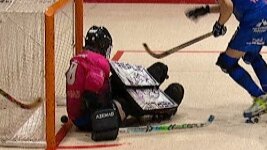 <a href="/blavadelhoquei/">LA BLAVA DEL HOQUEI</a> <a href="/ReusDeportiu/">Reus Deportiu</a> <a href="/LleidaLlista/">Pons.Lleida</a> Vam repassar les imatges en directe. Quan el cronòmetre es posa a 00:00, la bola no ha entrat del tot. Té encara uns mil·límetres sobre la línia de gol. Però és evident que els àrbitres van actuar per intuïció.