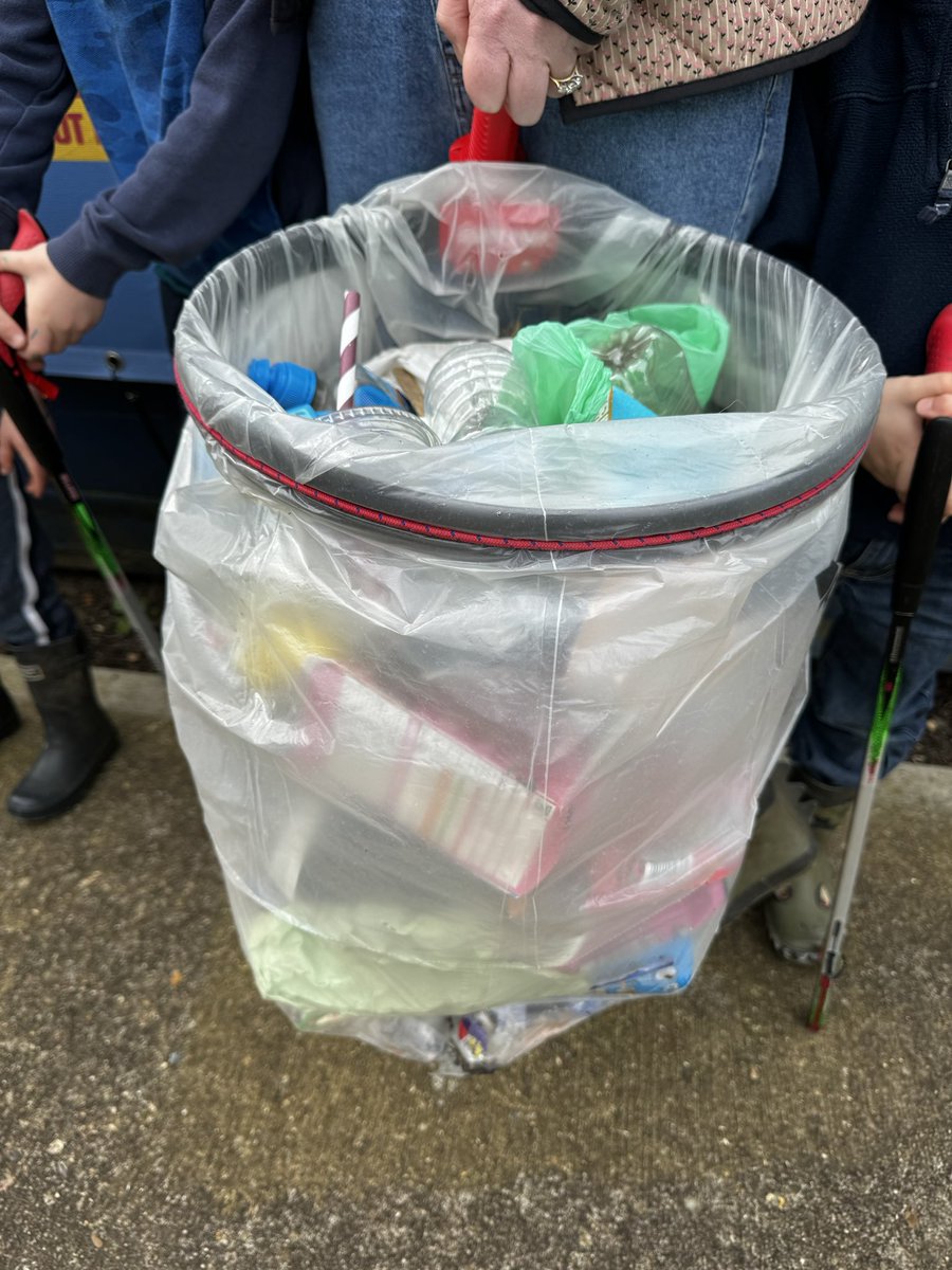 Check out these little #litterheroes. You’re never too young (or old) to START caring for the #planet. 💚🚯🗑️🌍 There’s always litter picking kit to borrow when the museum is open. #litter #litterpick #littermuseum #vintagelittermuseum