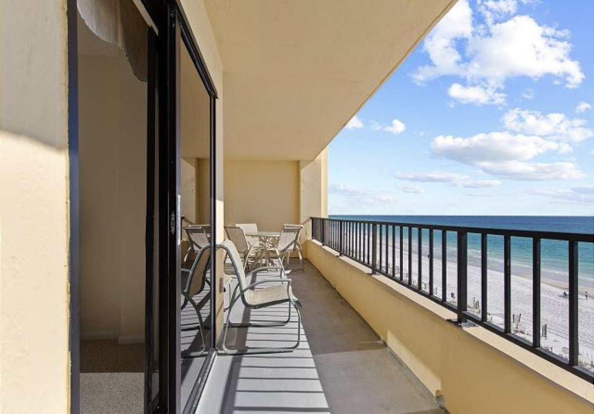 ☀️ This is a stunning 2 bedroom 2 bathroom condo located on the 6th floor at the Surf Dweller Resort. Unit 611 sleeps up to 8 people!

Book your stay today! 
📞 Call us: 850-244-1134 
💻 Visit our Website: AJHRentals.com
#florida #panhandle #okaloosaisland #vacation