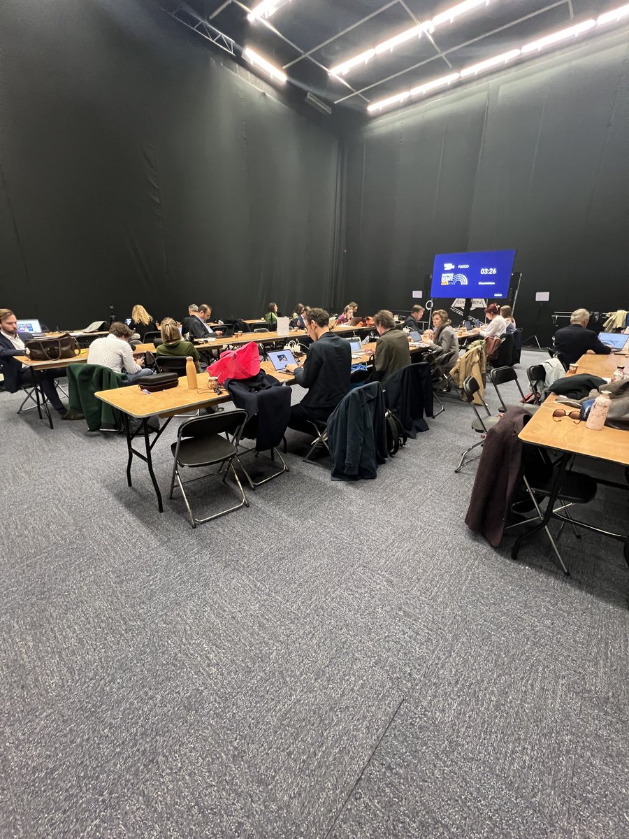 All ready in the press room for the #MaastrichtDebate as the question for von der Leyen remains: why if you are a queen you accepted to lower your status having to compete directly with the other candidates? Let’s see if she’ll remain the queen, enjoy the debate