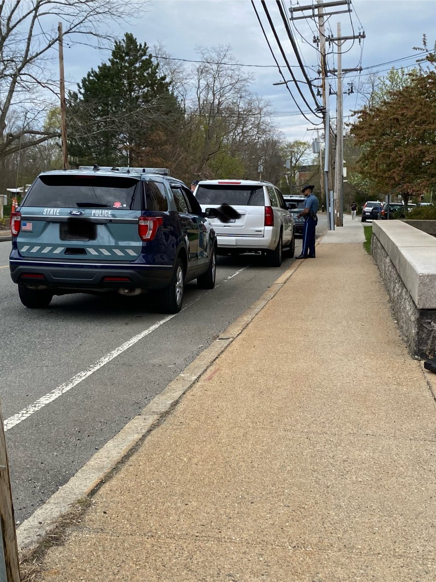 @MassStatePolice sent two cruisers with sirens to pull this truck over outside the courthouse in Dedham. The crime? Beeping in support of #KarenRead. These are colleagues of the shitbag Trooper Michael Proctor.
#KarenRead
#CantonCoverup
#JusticeForJohnOKeefe
#DirtyCops
