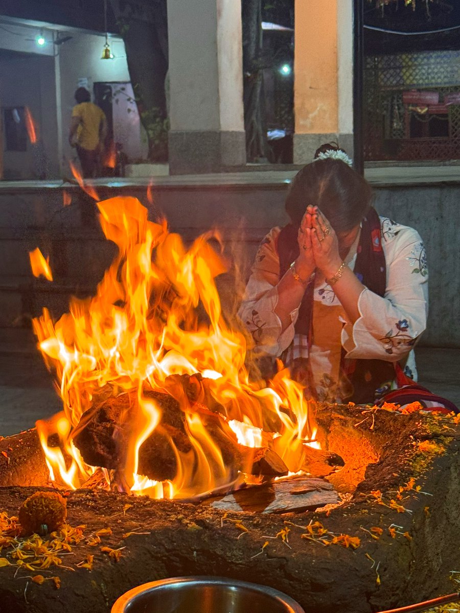 दिवस : 32 माँ बगलामुखी महायज्ञ ऊँ ह्रीं बगलामुखी देव्यै ह्रीं ऊँ नमः शत्रु विनशिनी माँ सभी सनातनियों को सद्बुद्धि दे और उनका कल्याण करें 🙏🏻 🙏🏻🙏🏻 #शिवशक्तिधाम #माँबगलामुखी #108माँबगलामुखीमहायज्ञ