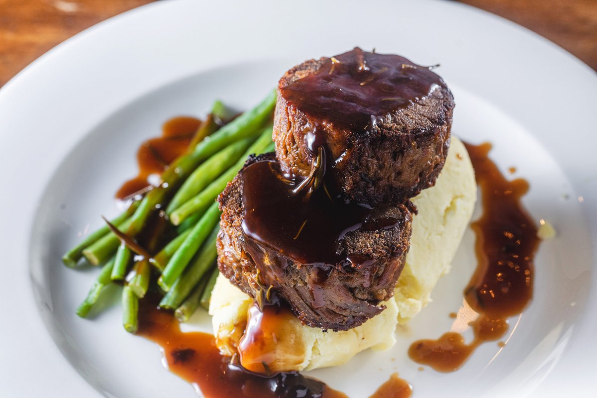 Local Welsh Lamb. Slow-roasted pressed medallions with creamy mash, fine green beans & rosemary jus 🫶🏻