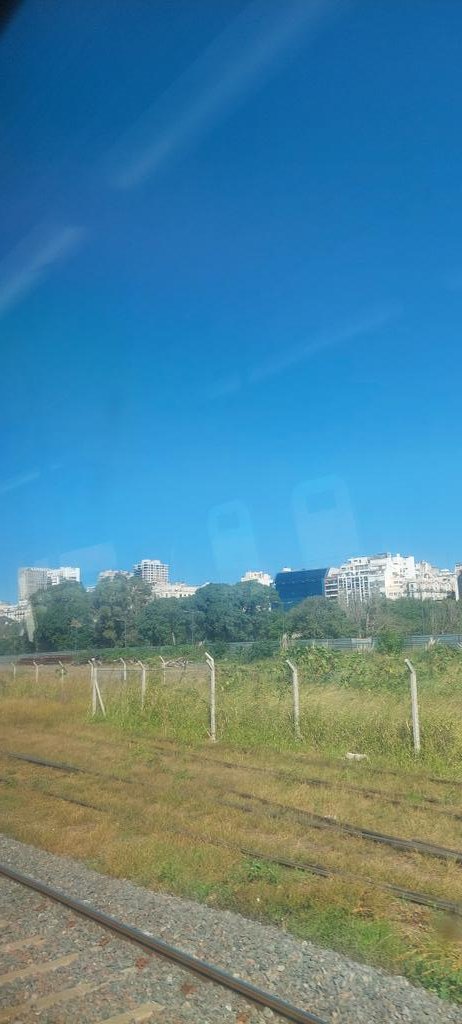 Segun servicio meteorológico hoy 17.00hs llueve.
El cielo a las 14.00hs 
Avisenle a la lluvia que esta llegando tarde