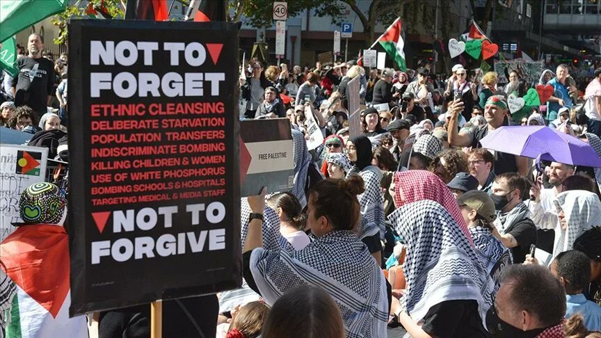 Avustralya Yahudi Konseyi, İsrail'in Gazze'deki saldırılarına karşı Filistinlilere destek vermek amacıyla üniversitelerde kurulan dayanışma kamplarının Yahudi öğrenciler ve çalışanlara tehdit olduğu iddiasını şiddetle reddettiğini açıkladı.