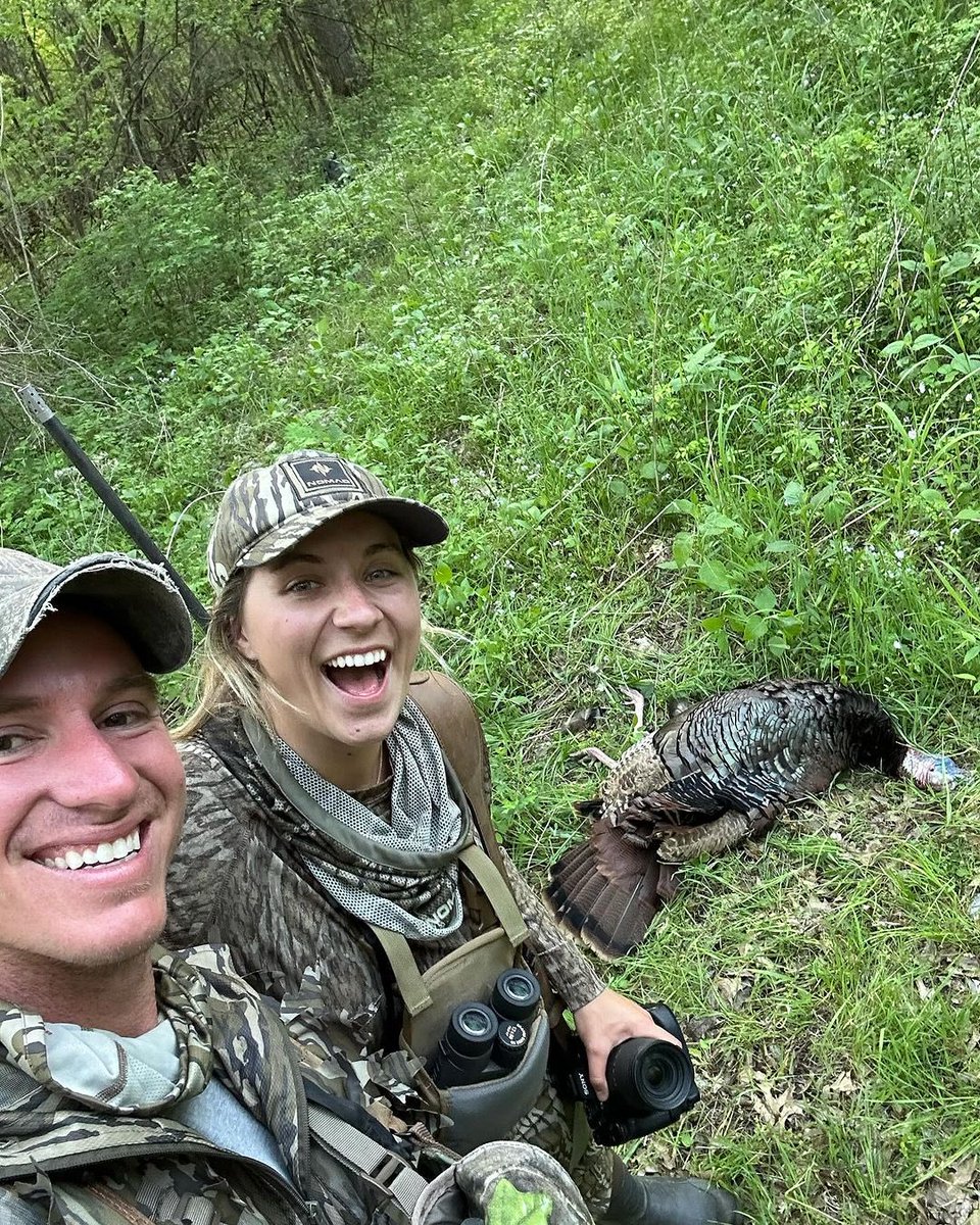 Nothing like a gobbler coming in full strut! TN made us work for it, but this bird heard our yelps & came in drumming. No decoy & no gobbles. 30 minutes later he made his way to us & stuck his head up at 18 yards. 🙌🏽 🦃