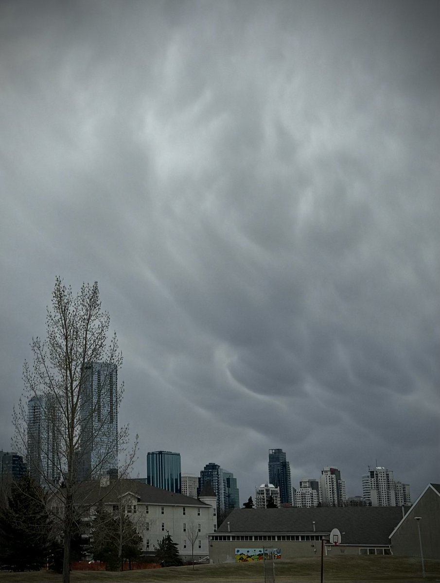 Dramatic sky over #yegdt as seen from Queen Mary Park this morning.
#yegwx #yegweather
