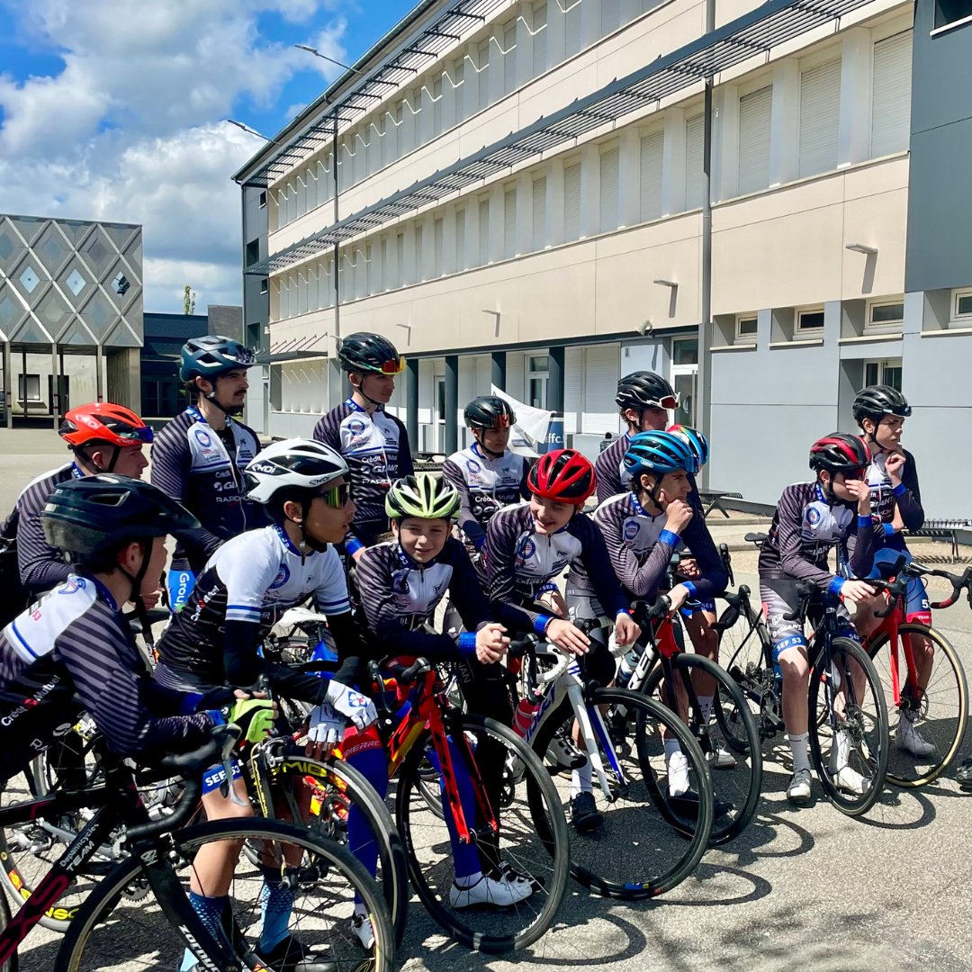 [#Sport] 🚴‍♂️ Retour en images sur la présentation de la 18e promotion de la Section Sportive Scolaire Départemental de cyclisme au Collège Emmanuel De Martonne à #Laval ! En présence de @MadouasValentin, parrain de la promotion et champion de France en titre de la @GroupamaFDJ