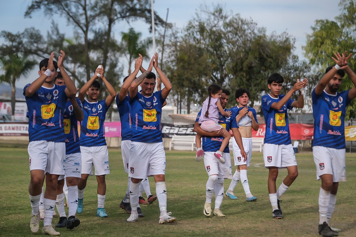 🏆⚽️La Copa Jalisco de futbol, sigue su marcha. Durante el fin de semana, se jugó el partido entre las escuadras de Chapala vs Cocula, rama varonil. Aquí algunas de las acciones ⤵️: