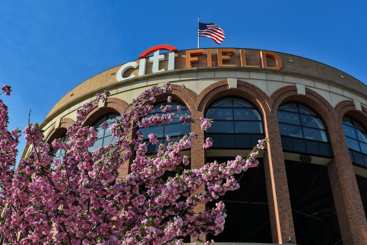 Make your next date night at @CitiField! 💙Citi cardmembers can purchase BOGO tickets for @Mets select Monday-Thursday home games. Buy tix here: Mets.com/Citiperks