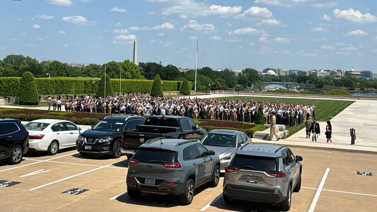 To all the junior troops out there who had to stand in formation waiting on the commander…you’re not alone. Here’s the entirety of @thejointstaff Staff at the Pentagon waiting on the Chairman…in 86F heat, in the sun…for a photo.